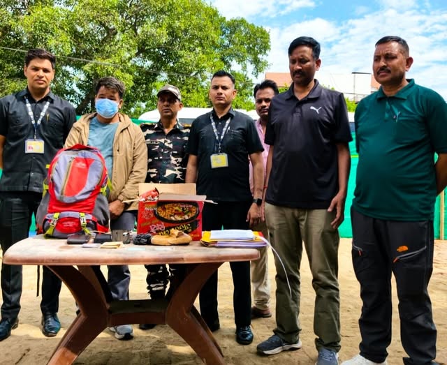 सोनौली सीमा पर 600 ग्राम चरस जैसा संदिग्ध पदार्थ बरामद, नेपाली नागरिक हिरासत में । सोनौली सीमा पर 600 ग्राम चरस जैसा संदिग्ध पदार्थ बरामद, नेपाली नागरिक हिरासत में ।